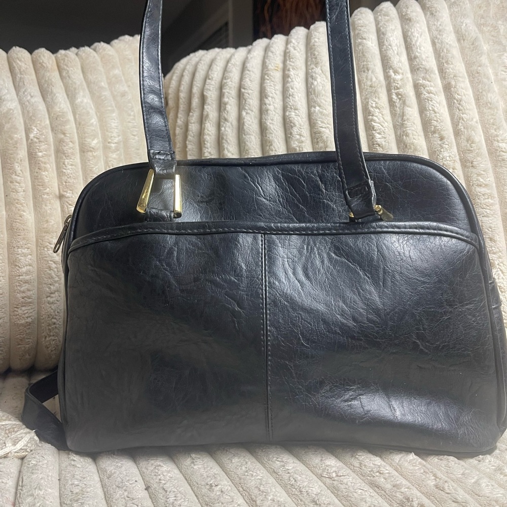 Sophisticated Black Leather Shoulder Bag - Picture 10 of 10